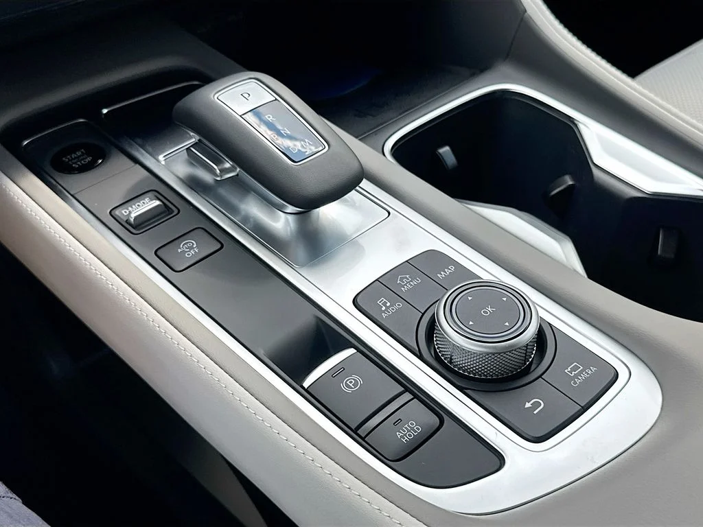 New 2027 RADIANT WHITE INFINITI Pure FWD image 17