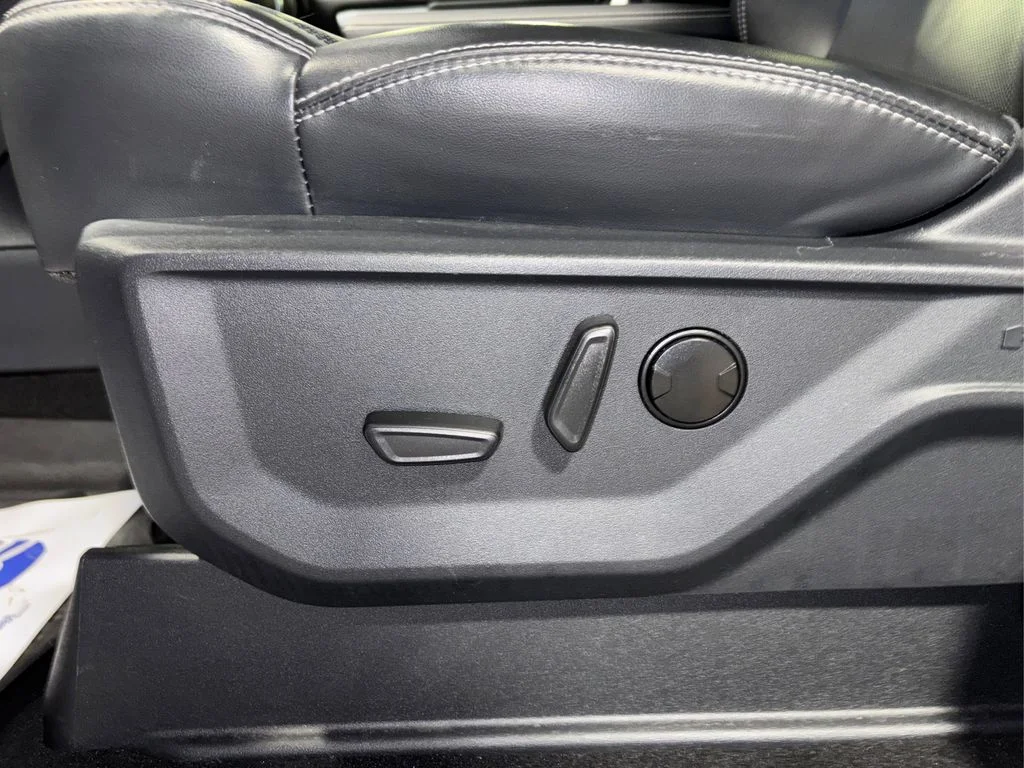 Used 2025 White Metallic Ford Platinum image 30