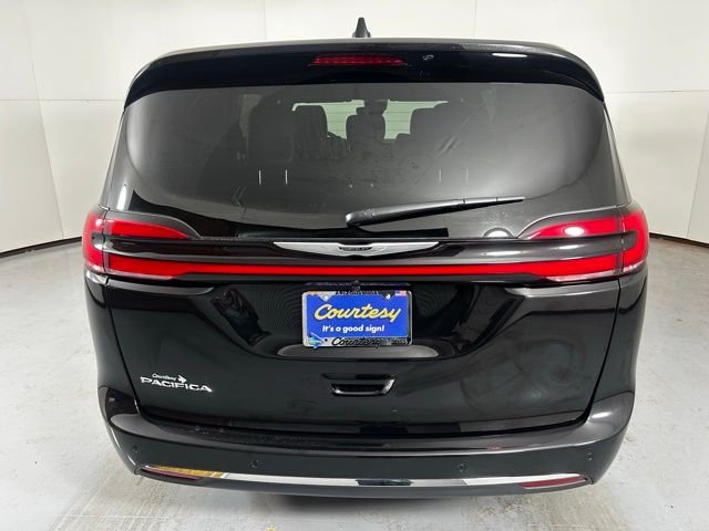 New 2026 Diamond Black Crystal Pearl-Coat Exterior Paint Chrysler Select image 7