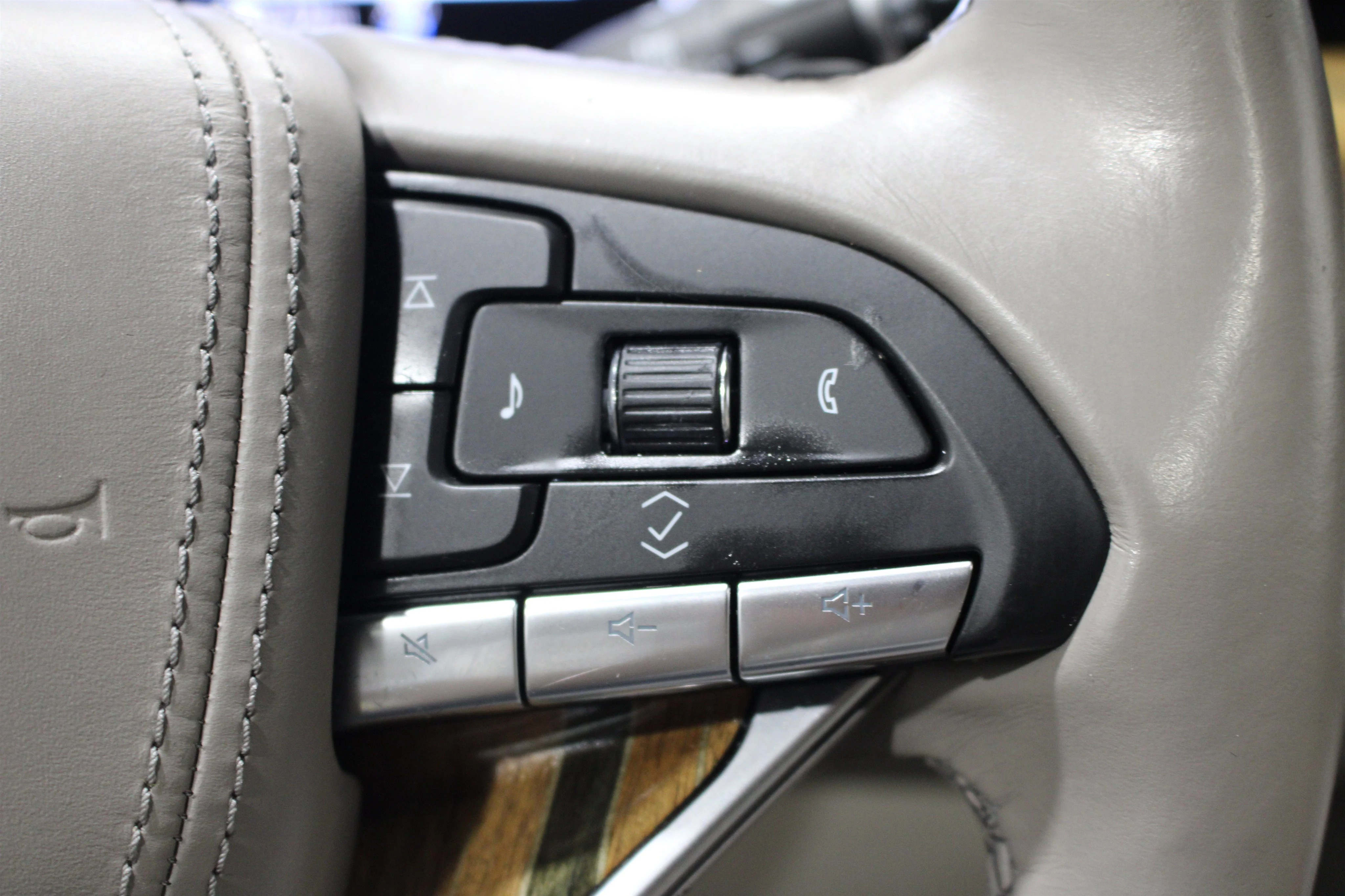 Used 2023 Crystal White Tricoat Cadillac 4WD Sport Platinum image 13