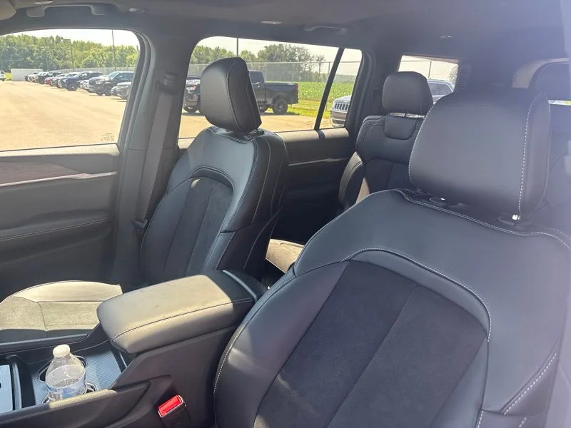New 2026 Bright White Clear-Coat Exterior Paint Jeep Altitude image 24