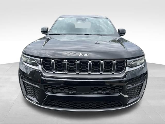 New 2026 Diamond Black Crystal Pearl-Coat Exterior Paint Jeep Limited image 10