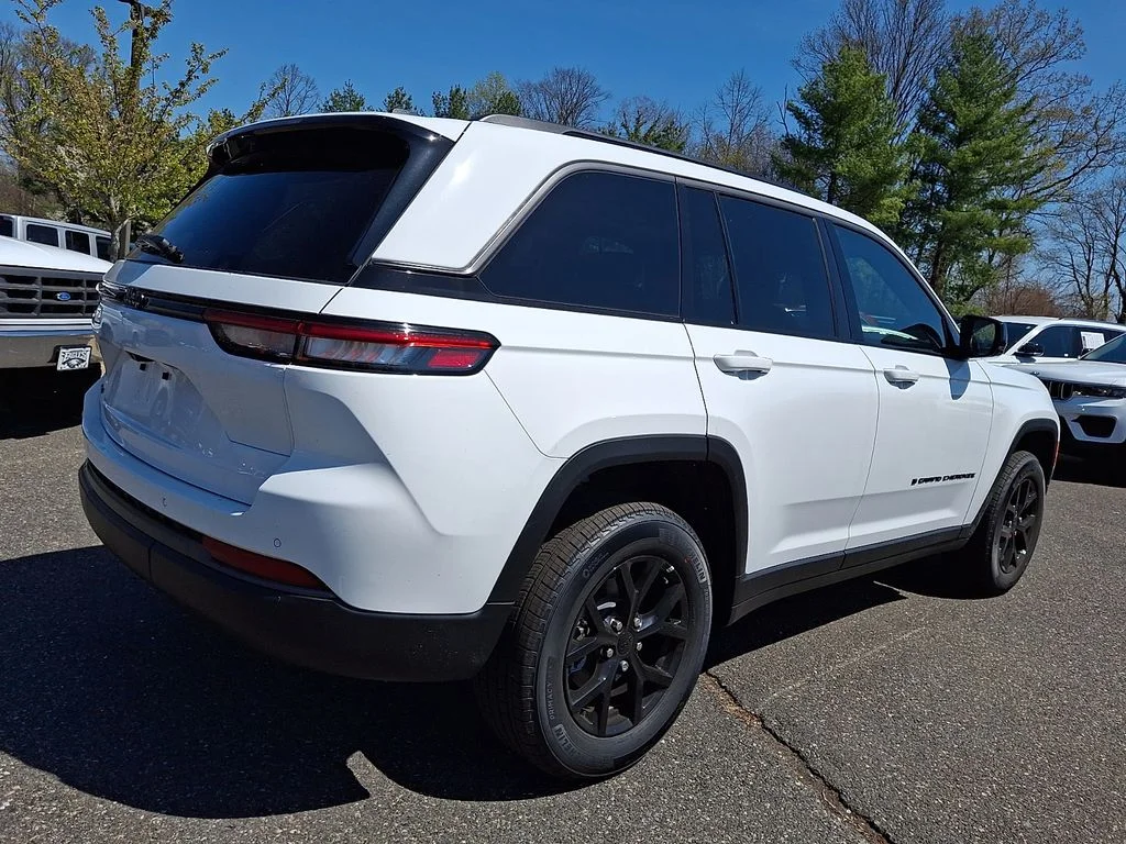 New 2026 Bright White Clear-Coat Exterior Paint Jeep Altitude image 4