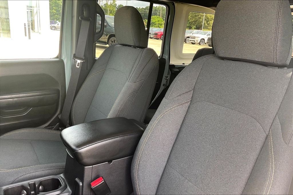 Used 2024  Jeep Sport S image 23