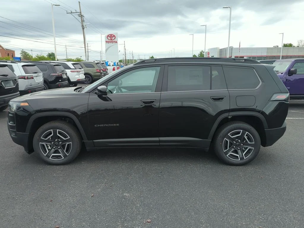 New 2026 Diamond Black Crystal Pearl-Coat Exterior Paint Jeep Limited image 5