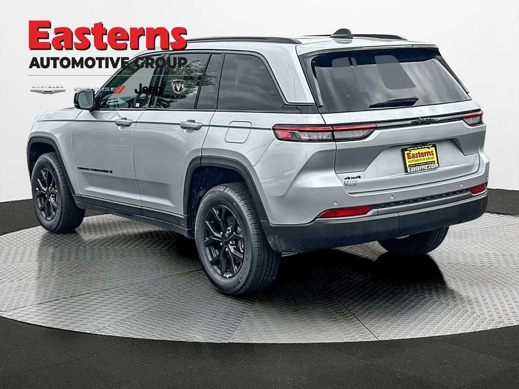 New 2026 Silver Zynith Exterior Paint Jeep Altitude image 9