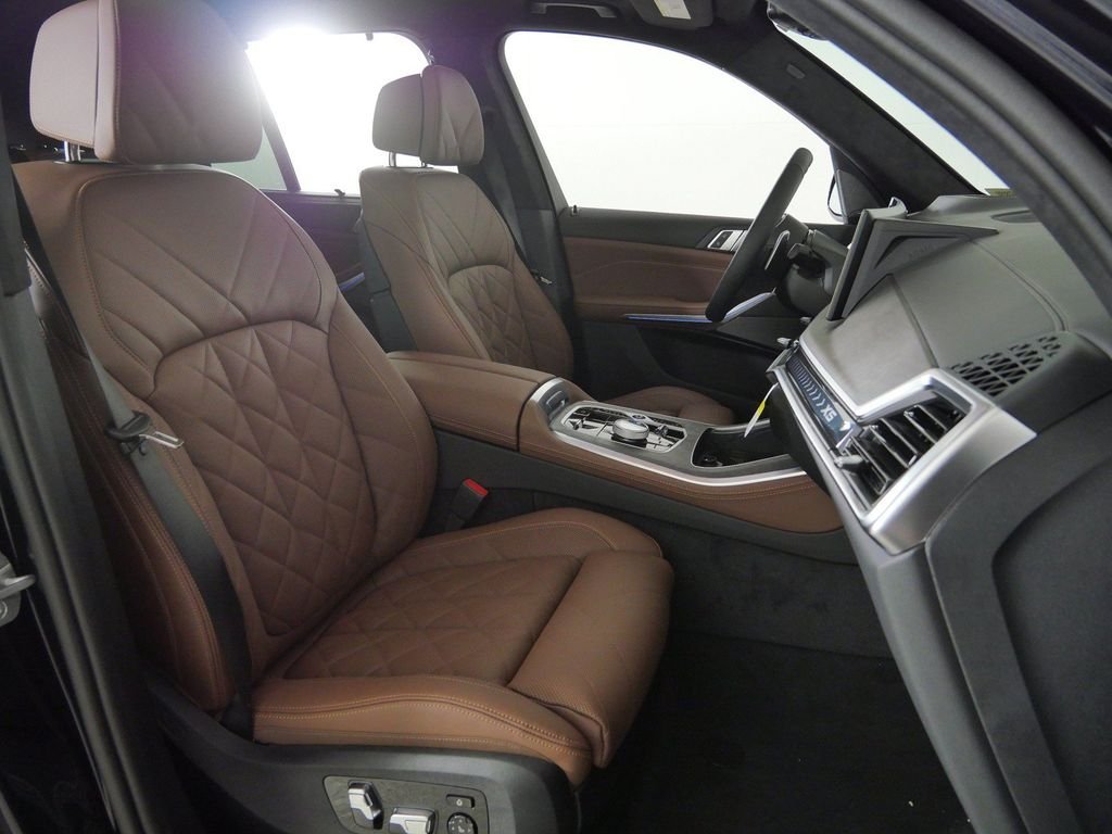 New 2026 Carbon Black Metallic BMW xDrive50e image 21