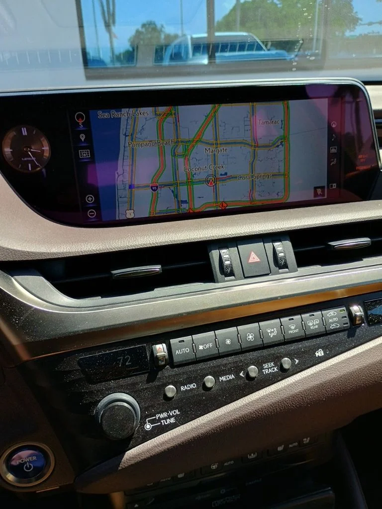 Used 2019 Atomic Silver Lexus 300h Luxury image 2