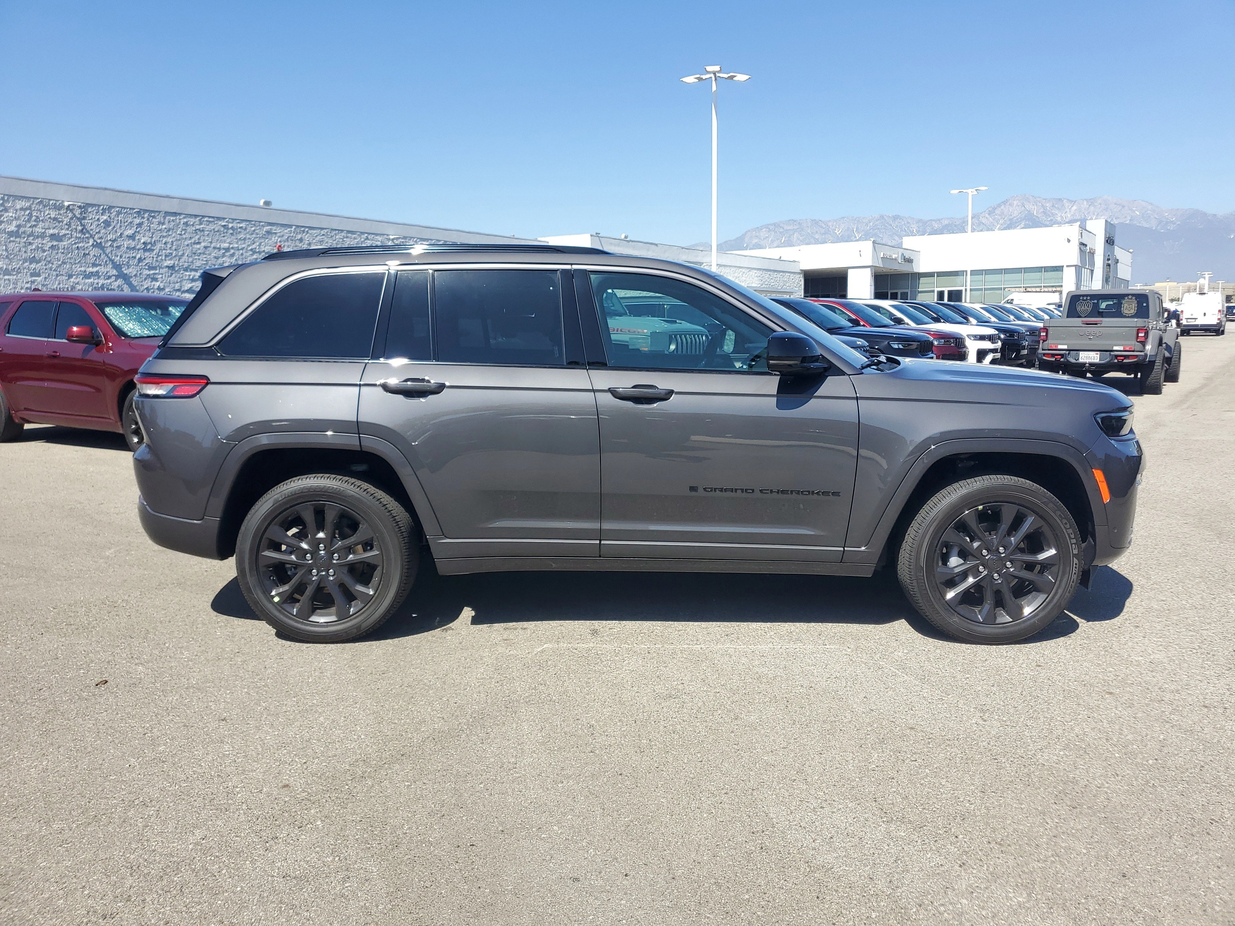 New 2026 Baltic Gray Metallic Clear-Coat Exterior Paint Jeep Limited Reserve image 2