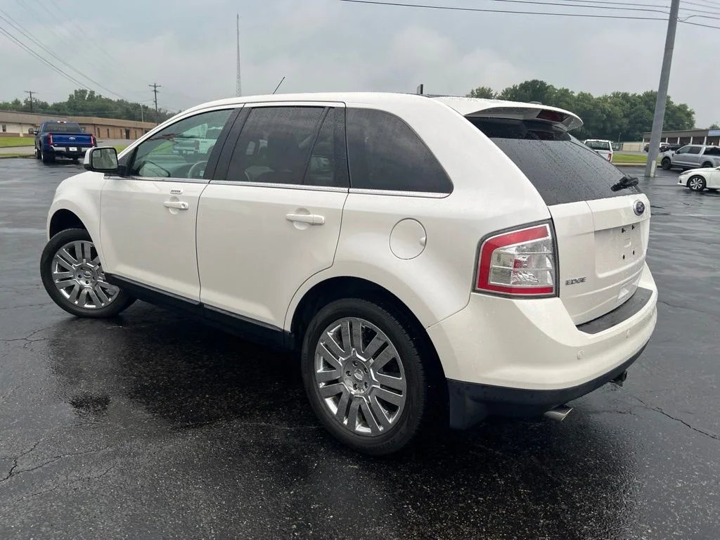 Used 2010 White Ford Limited image 5