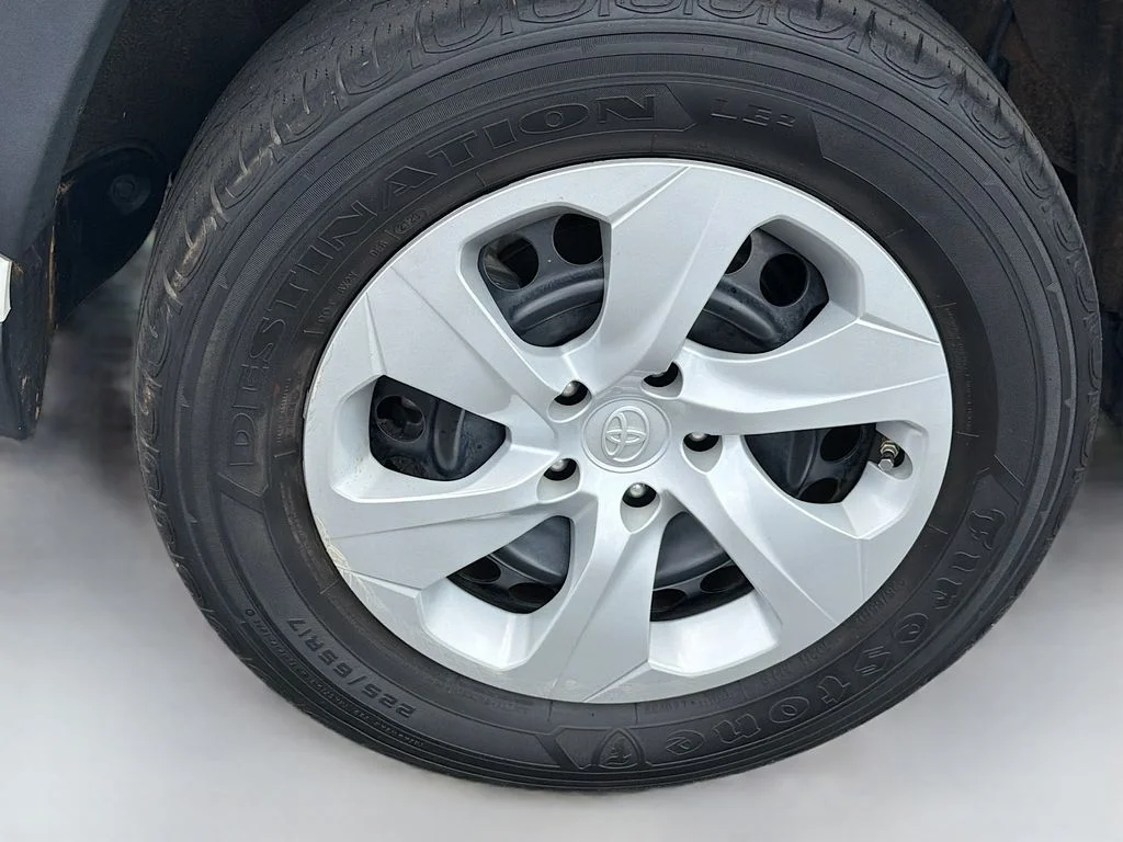 Used 2023 Ice Toyota LE image 9