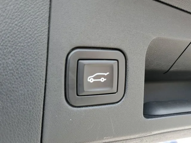 Used 2018 Red Cadillac Luxury image 10