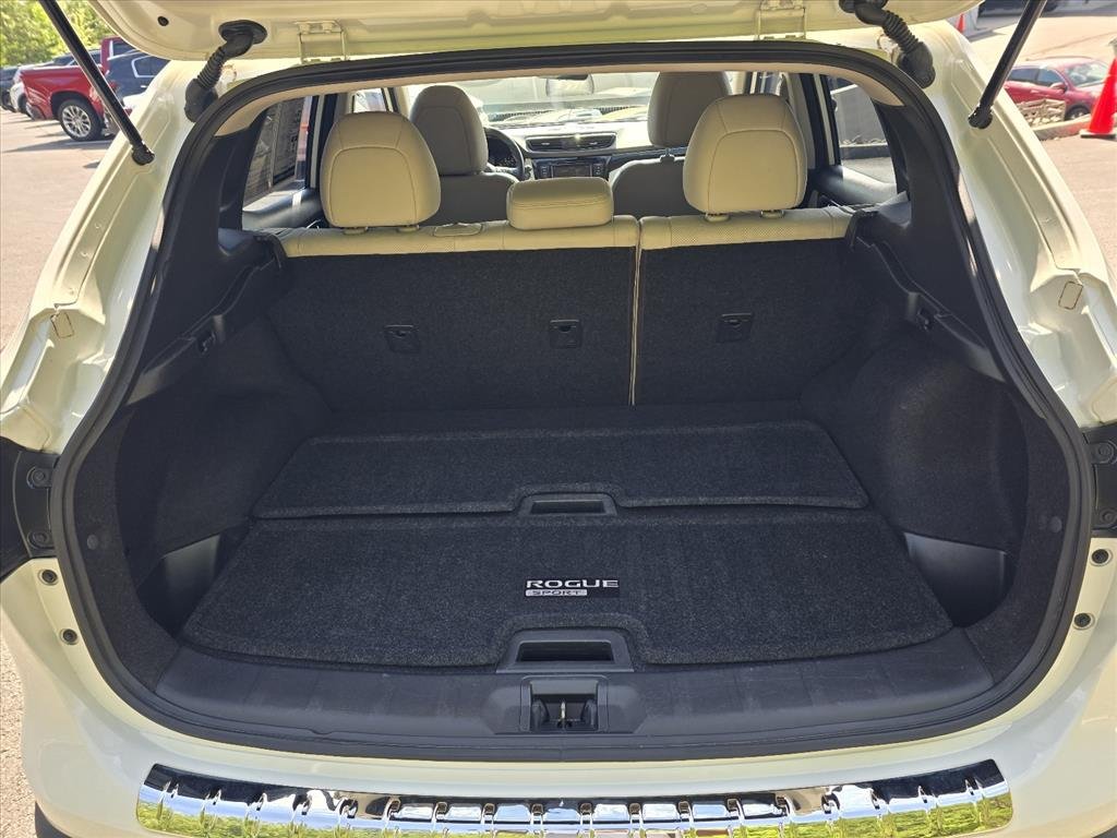 Used 2019 White Nissan SL image 25