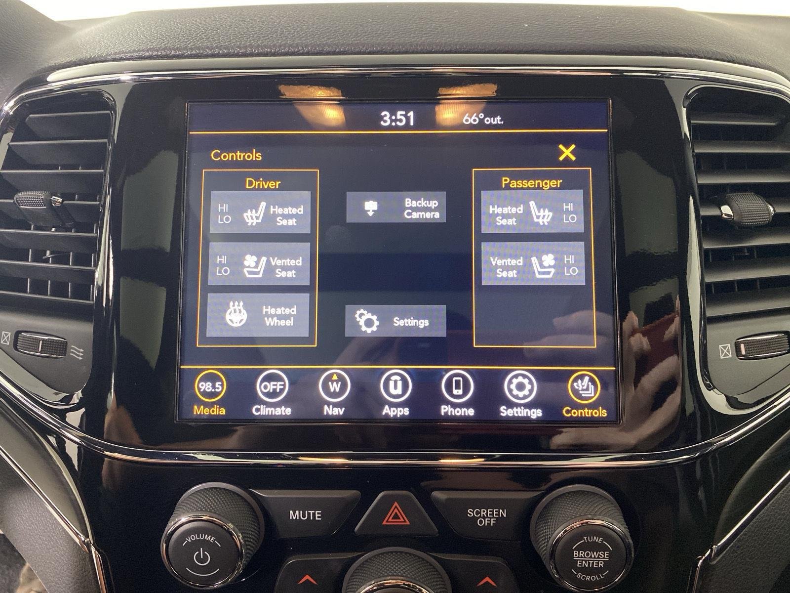 Used 2021 Diamond Black Crystal Pearlcoat Jeep Limited image 6