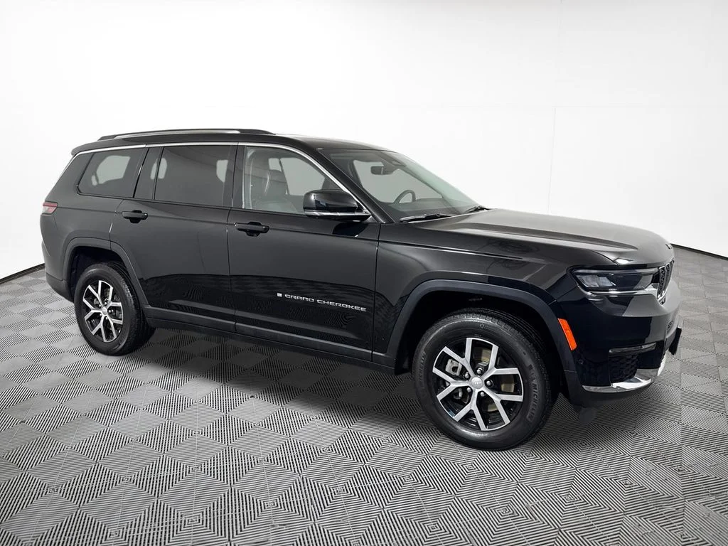 Used 2023 Diamond Black Jeep Limited image 5