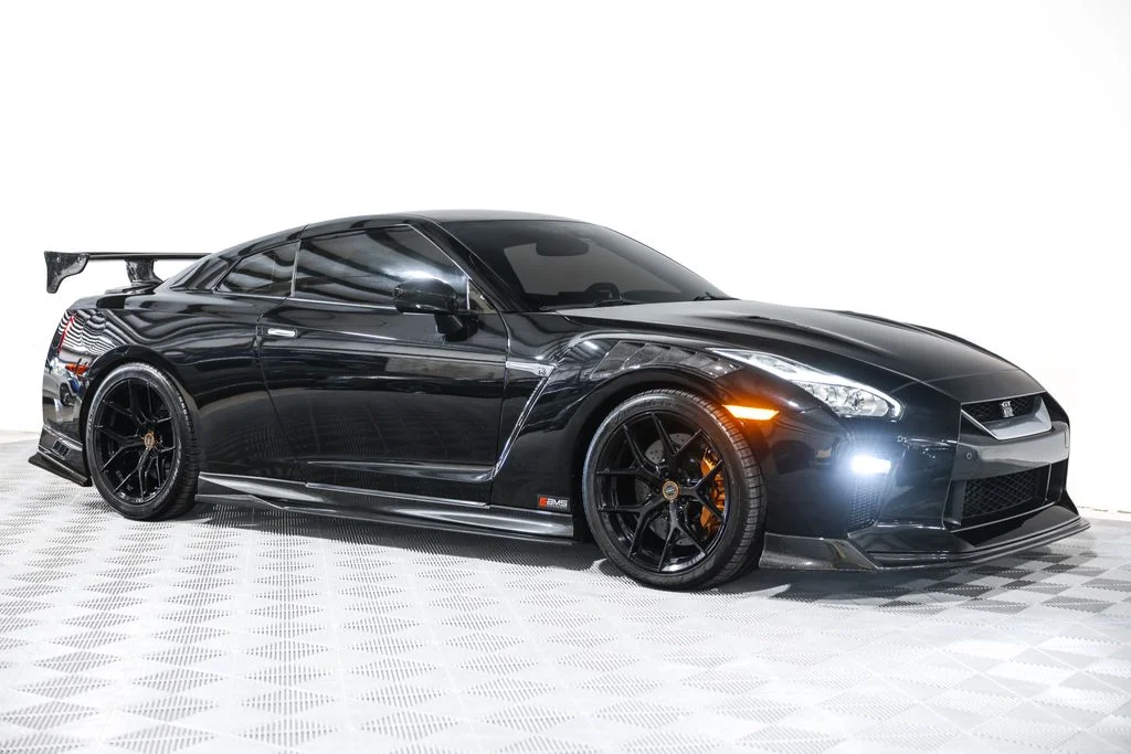 Used 2017 Black Nissan Premium image 4