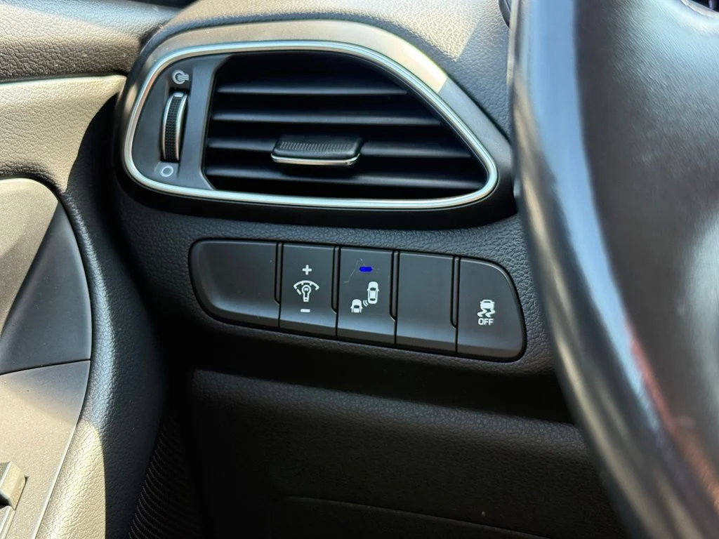 Used 2018 White Hyundai Base image 12