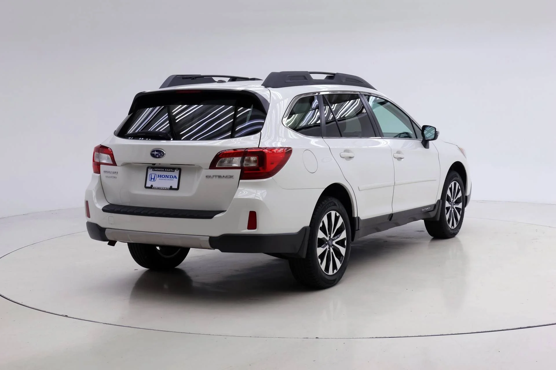 Used 2015 Crystal White Pearl Subaru 2.5i image 2