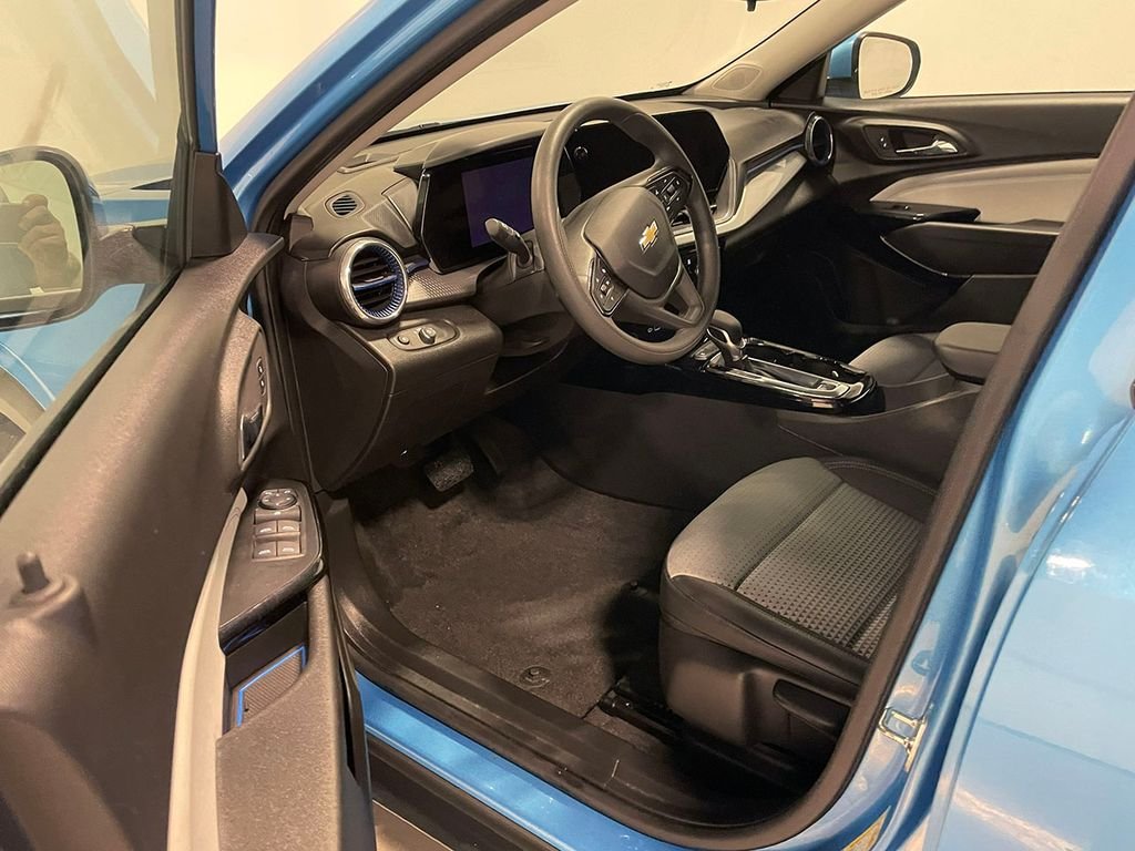Used 2025 Blue Chevrolet LT image 3