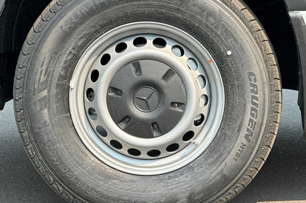 Used 2024  Mercedes-Benz Cargo 170 WB image 24