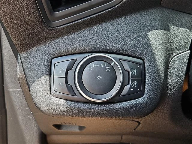 Used 2017 Shadow Black Ford SE Front-wheel Drive image 19