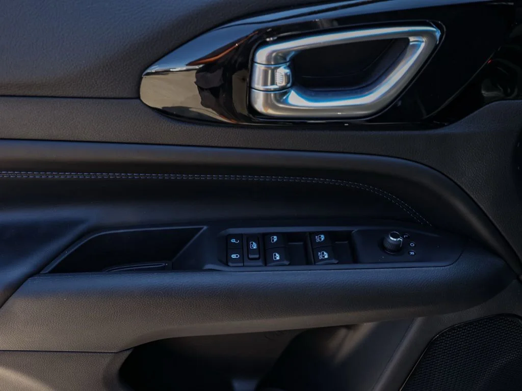 New 2026 Diamond Black Crystal Pearl-Coat Exterior Paint Jeep Latitude image 23