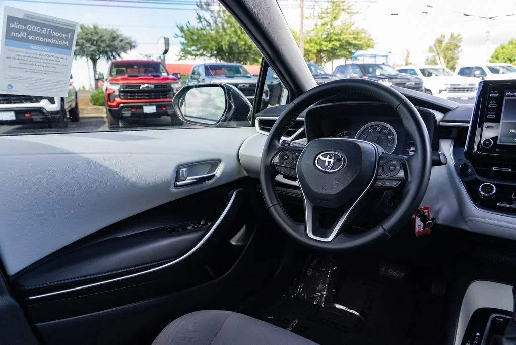Used 2021  Toyota SE image 12