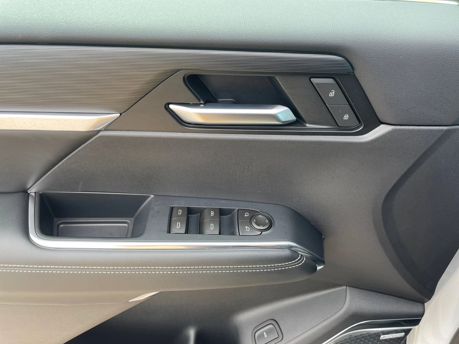 New 2026 Summit White GMC Elevation AWD image 17