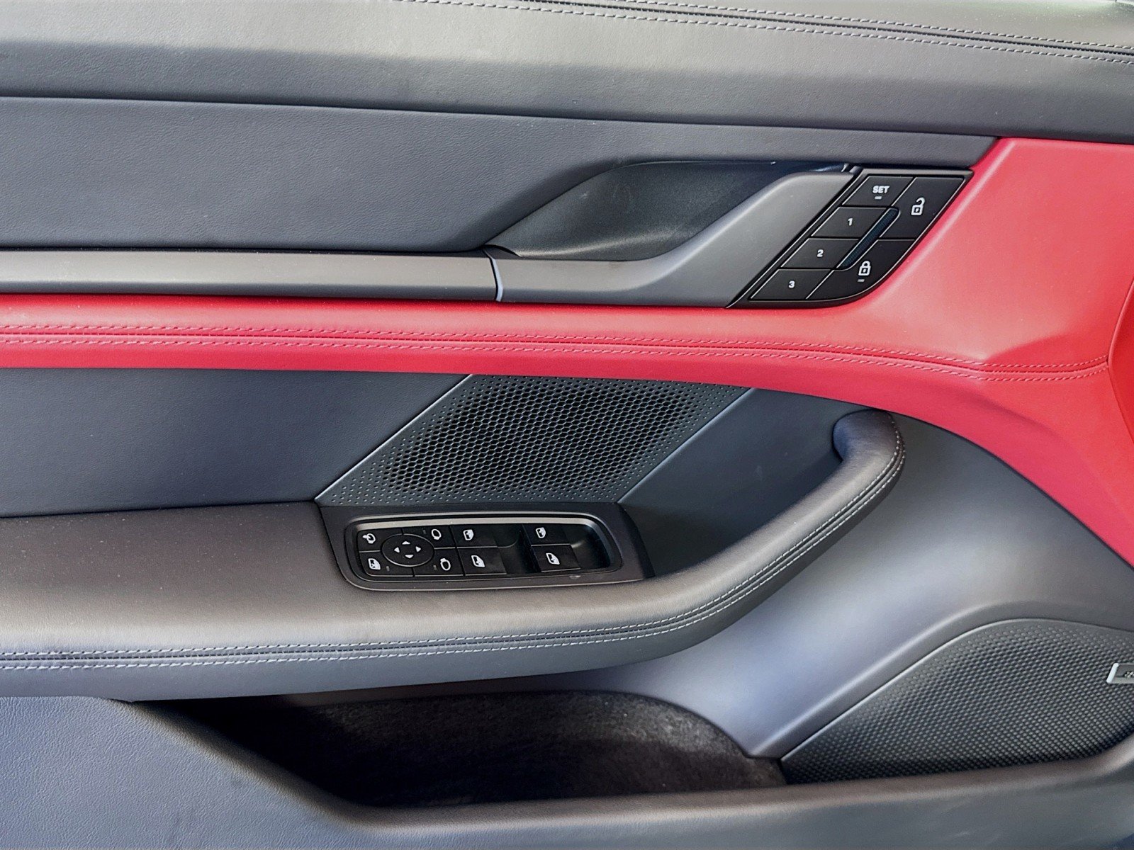 2025 Porsche Taycan S - Photo 11