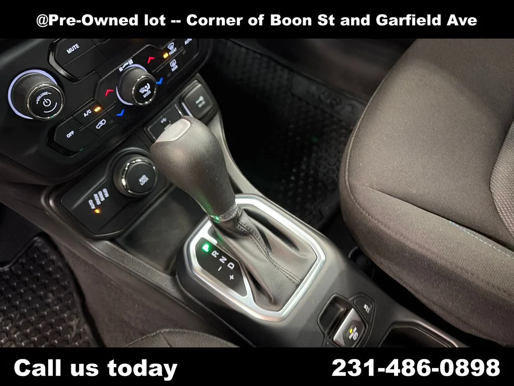 Used 2021 Silver Jeep Latitude image 25
