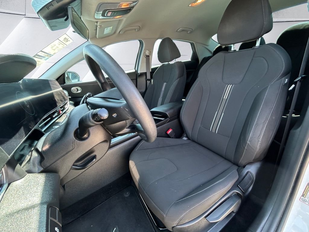 Used 2024 White Hyundai SEL image 8