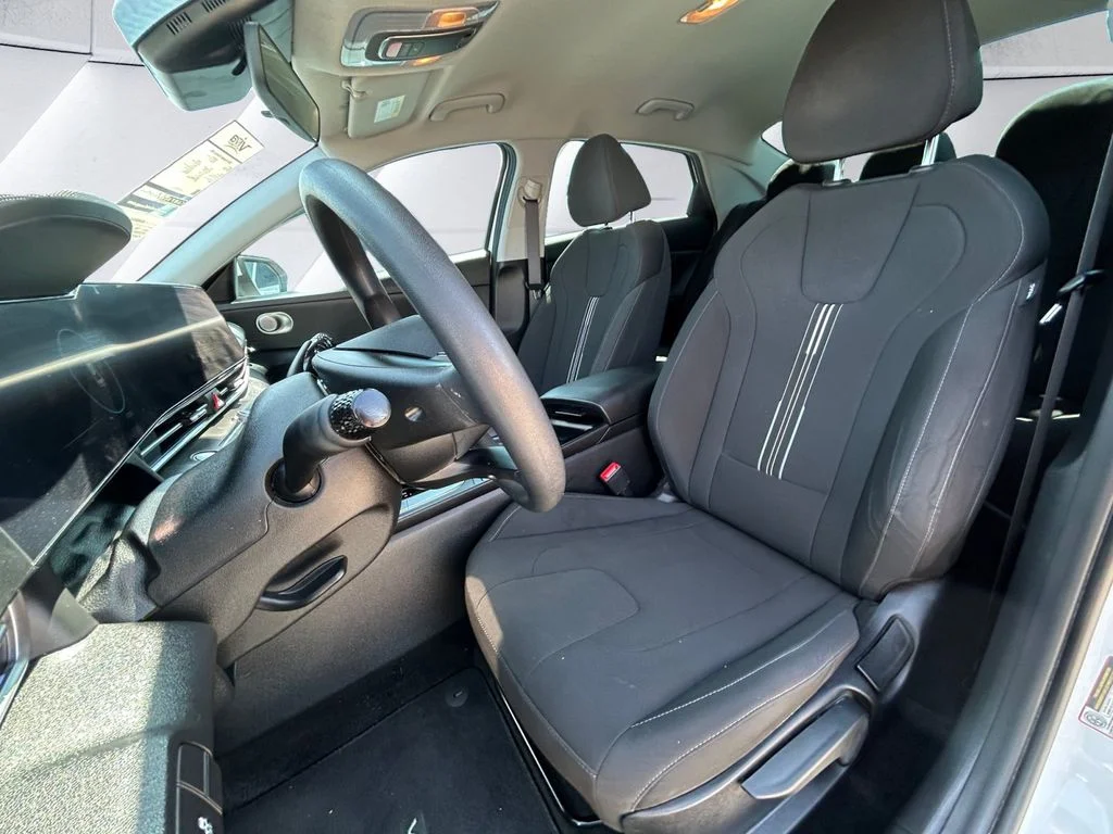 Used 2024 White Hyundai SEL image 8