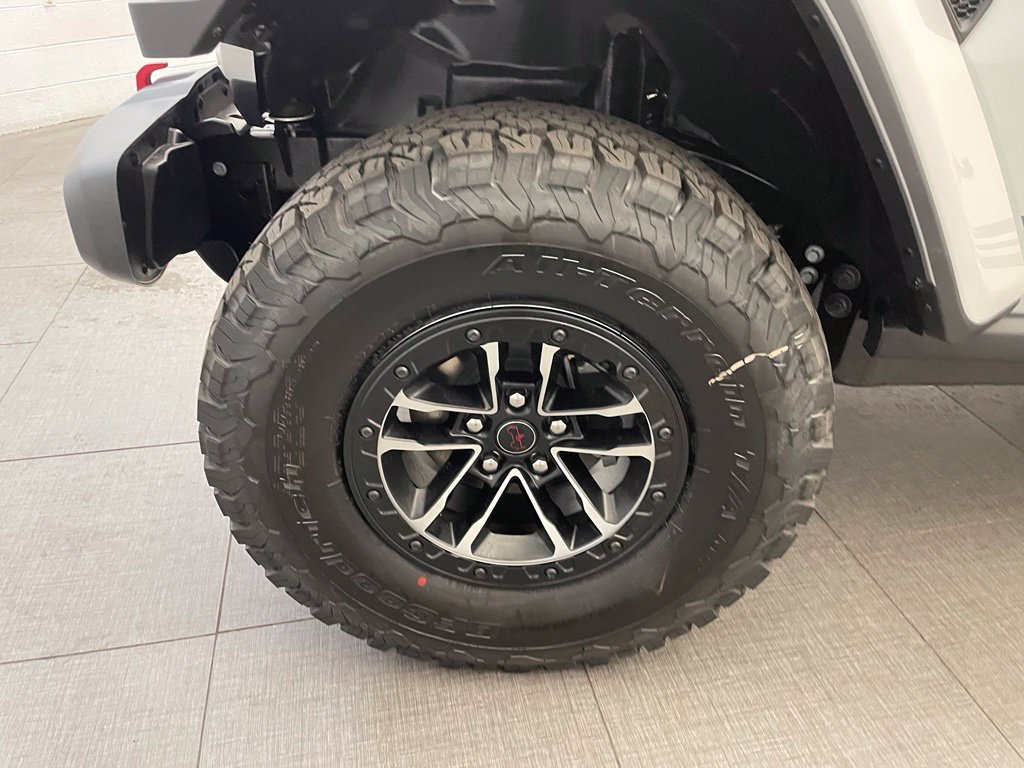 New 2026 Bright White Clear-Coat Exterior Paint Jeep Rubicon image 8