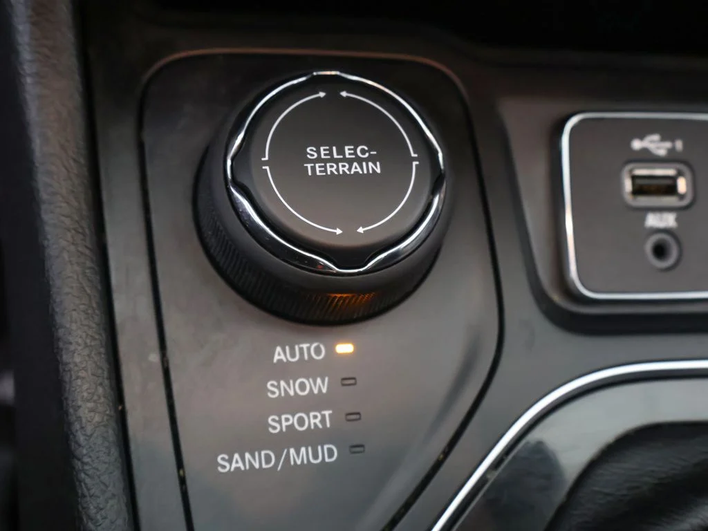 Used 2019 Gray Jeep Latitude Plus image 48