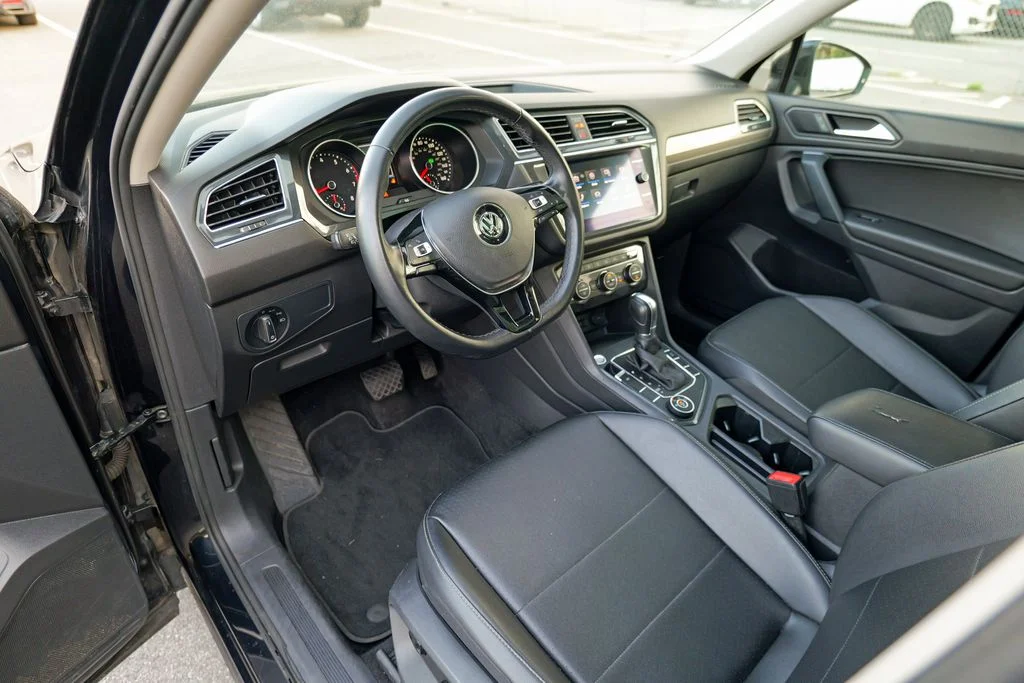 Used 2019 Platinum Gray Metallic Volkswagen 2.0T SE image 19