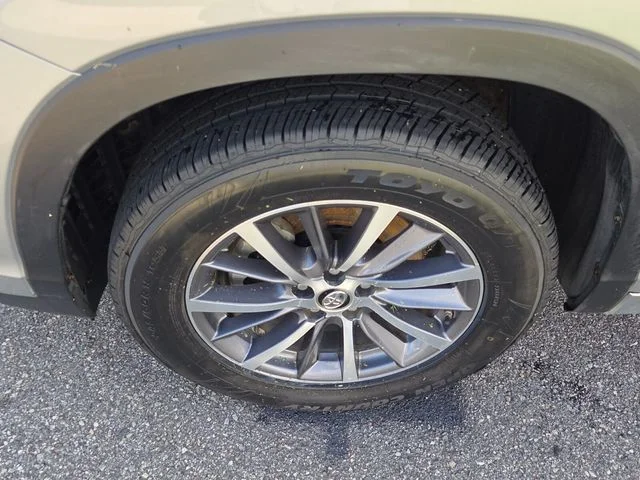 Used 2017 Silver Toyota XLE image 5