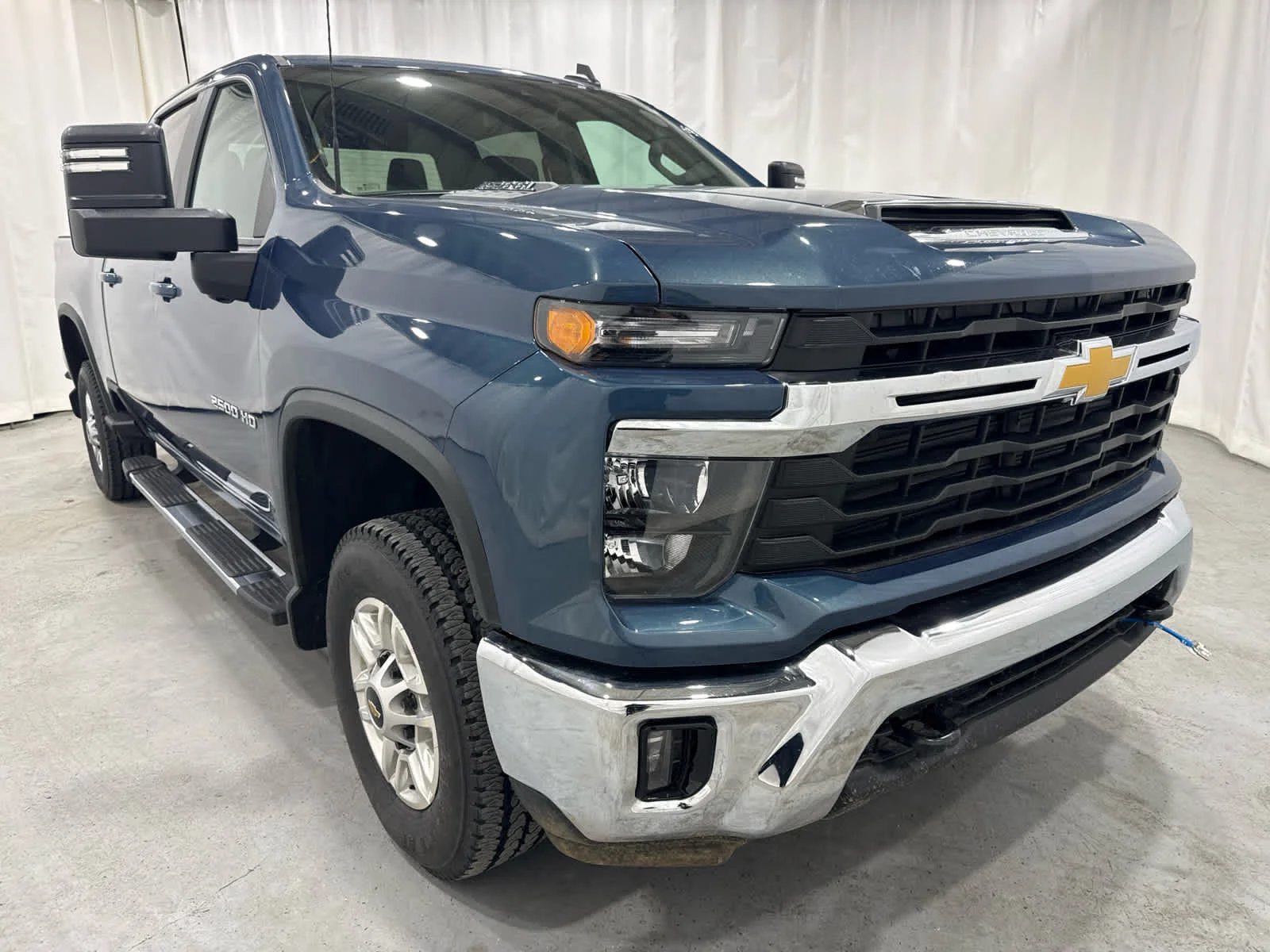 Used 2026 Lakeshore Blue Metallic Chevrolet LT image 7