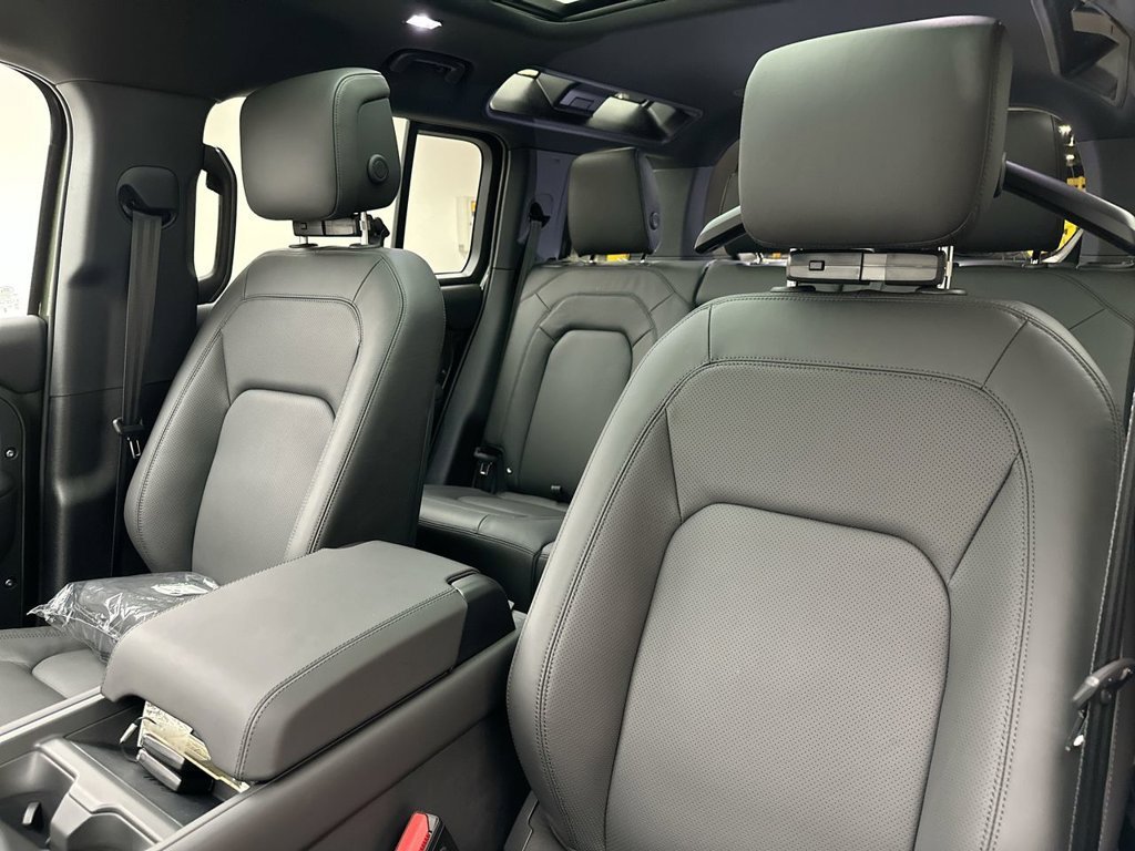 New 2026 Woolstone Green Land Rover X-Dynamic SE image 10