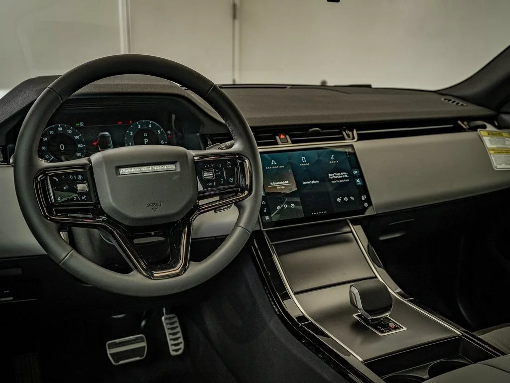 Used 2026 Arroios Grey Metallic Land Rover Dynamic image 4