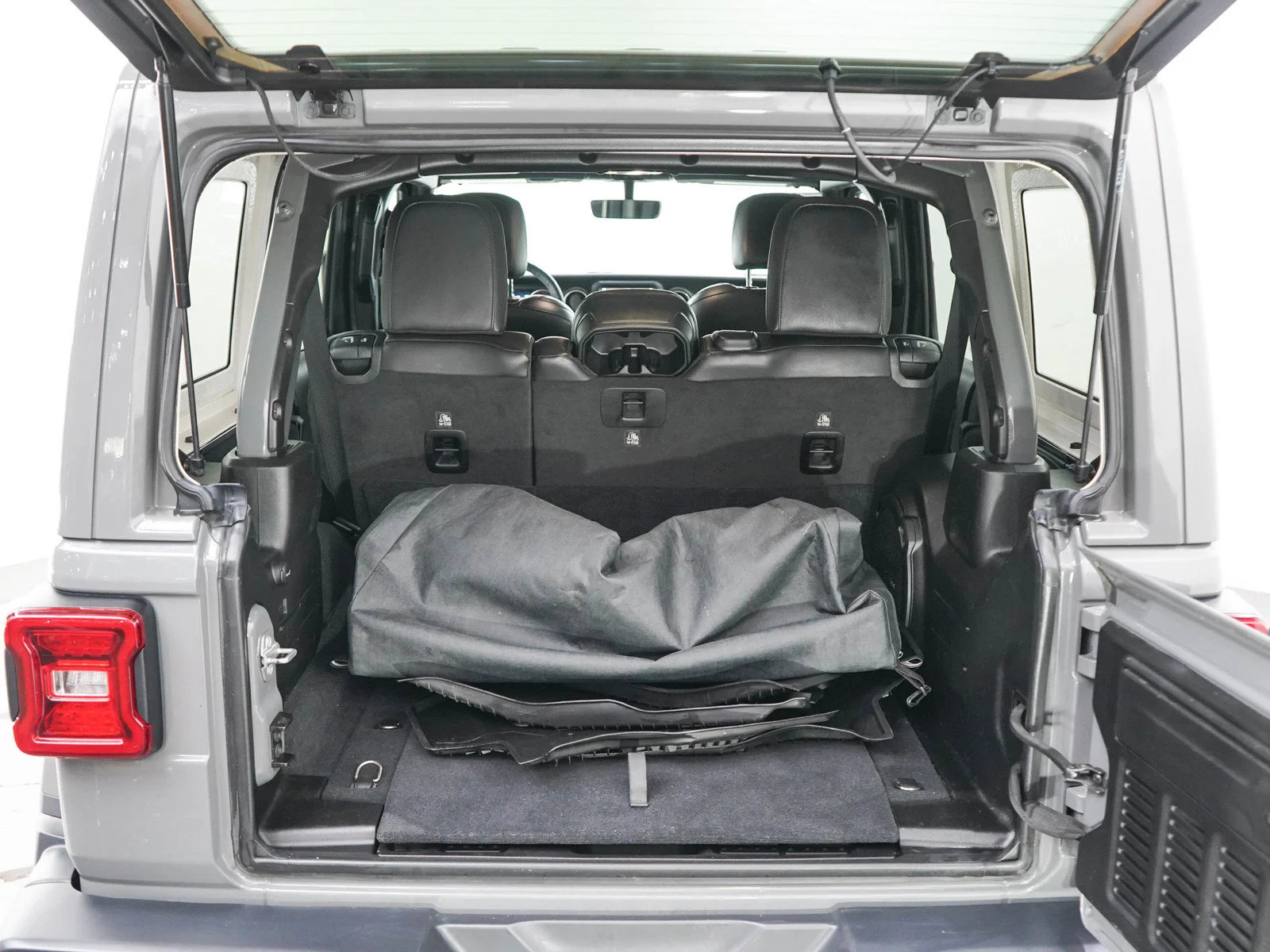Used 2019 Sting-Gray Clearcoat Jeep Unlimited Sahara image 16