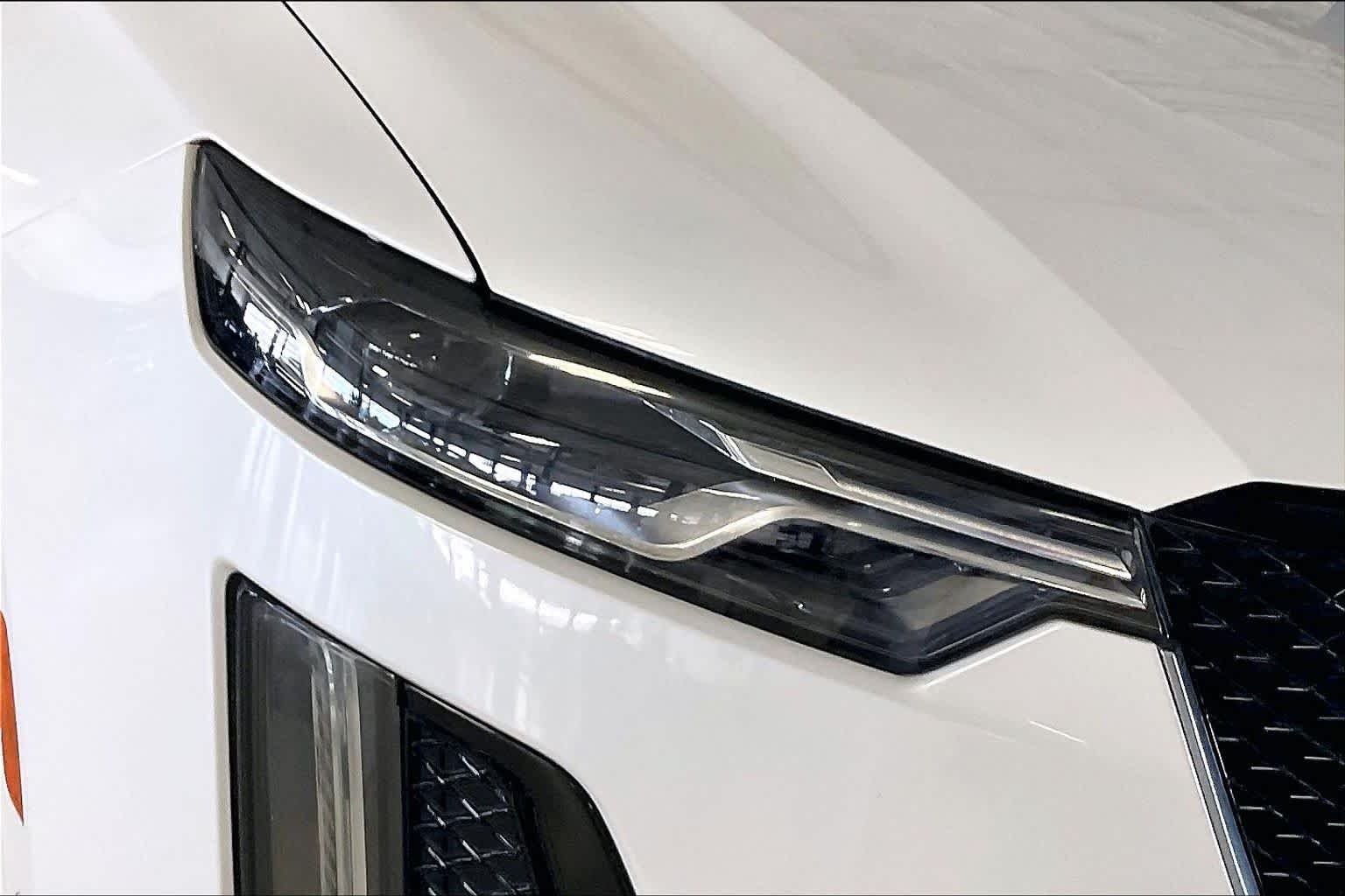 Used 2020 Crystal White Tricoat Cadillac AWD Sport image 25