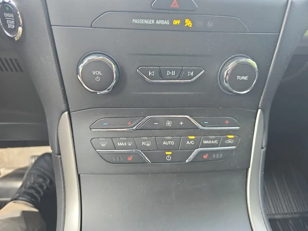 Used 2020 Atlas Blue Metallic Ford SEL image 20