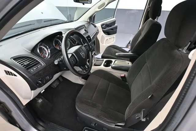 Used 2013 Silver Dodge SXT image 21
