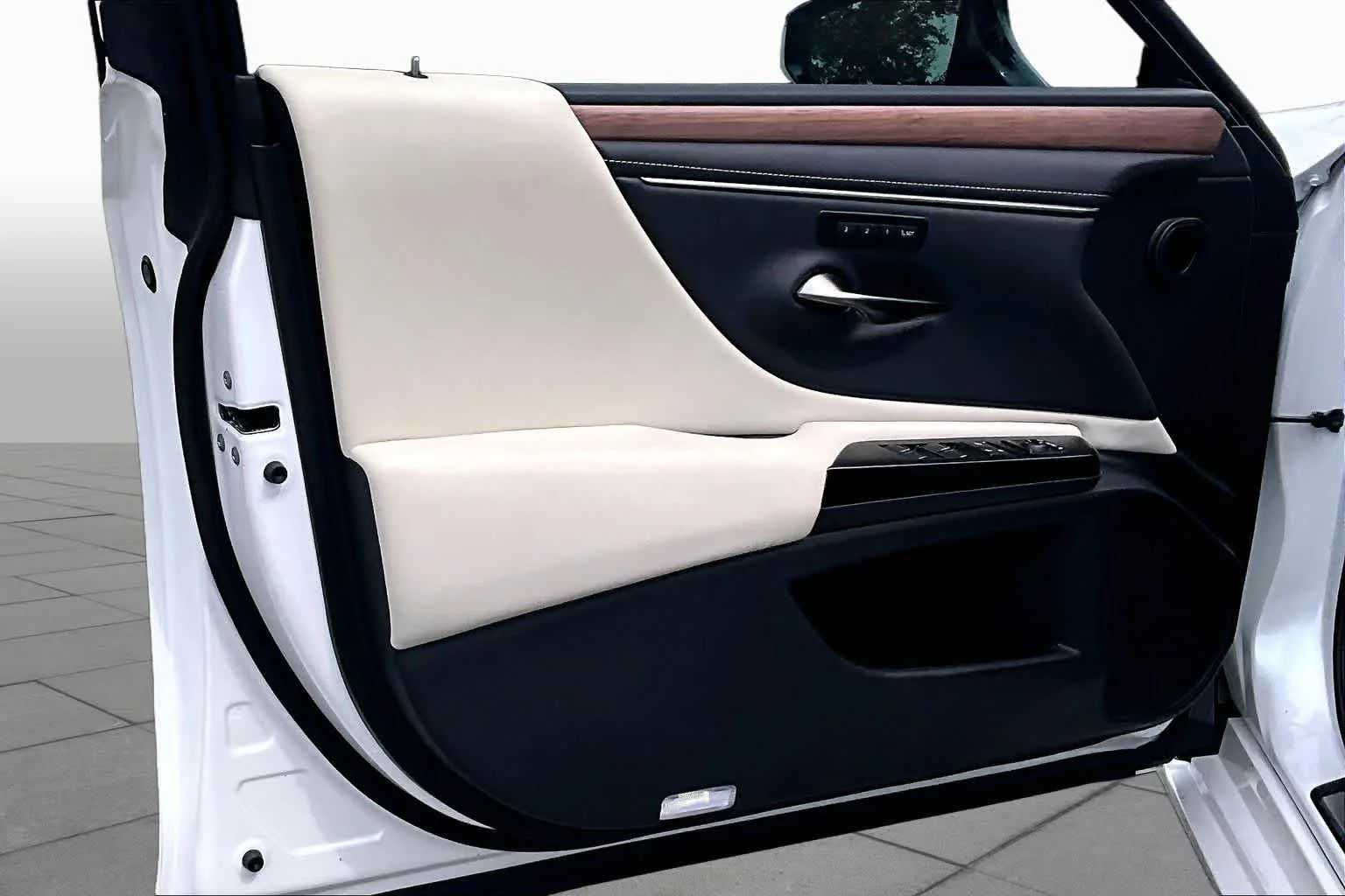 Used 2025 Eminent White Pearl Lexus  image 26