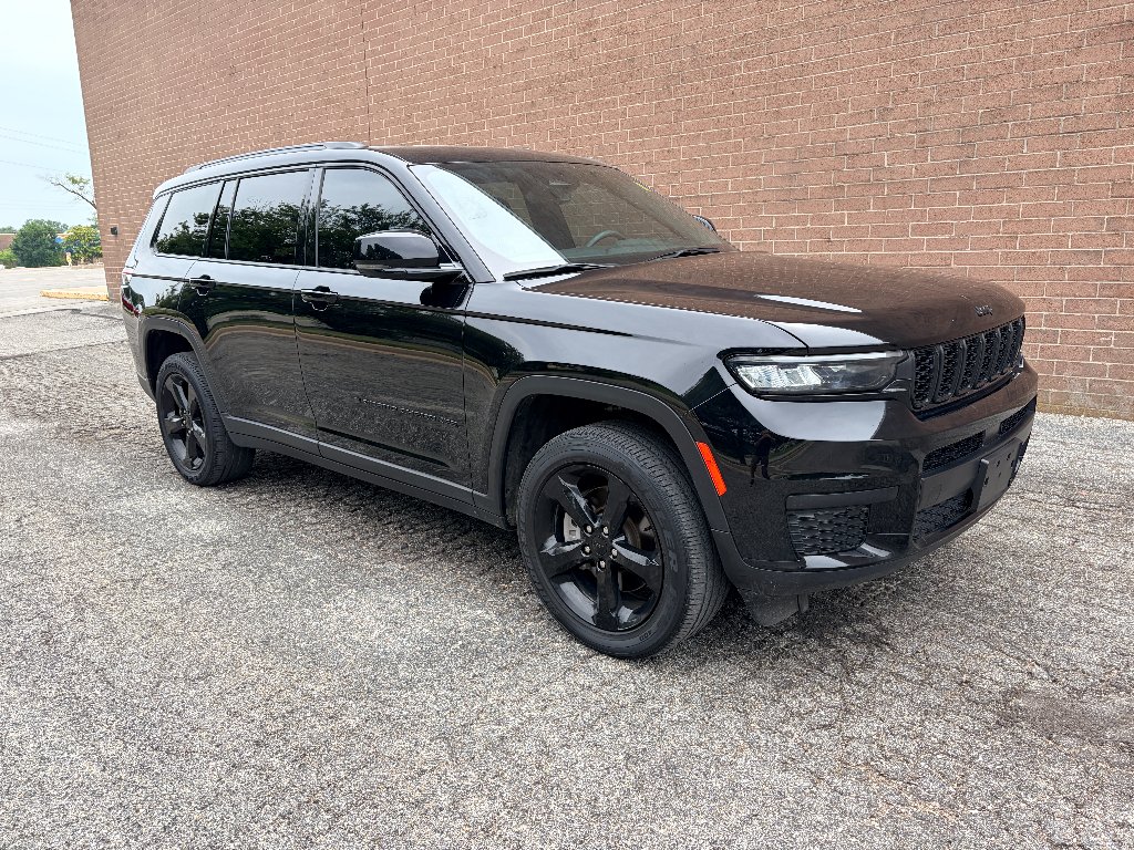 Used 2023 Diamond Black Crystal Pearlcoat Jeep Altitude image 7