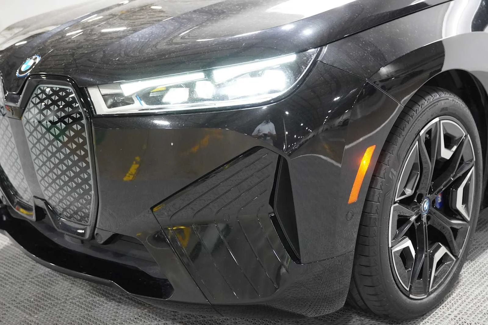 Certified Used 2023 Black Sapphire Metallic BMW M60 image 7