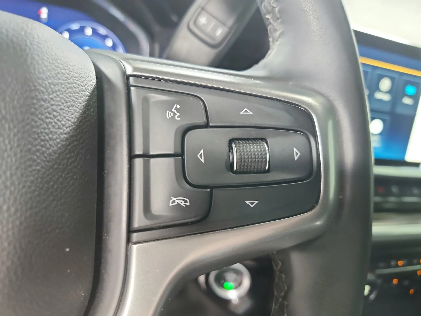 Used 2025 White Chevrolet LT image 23