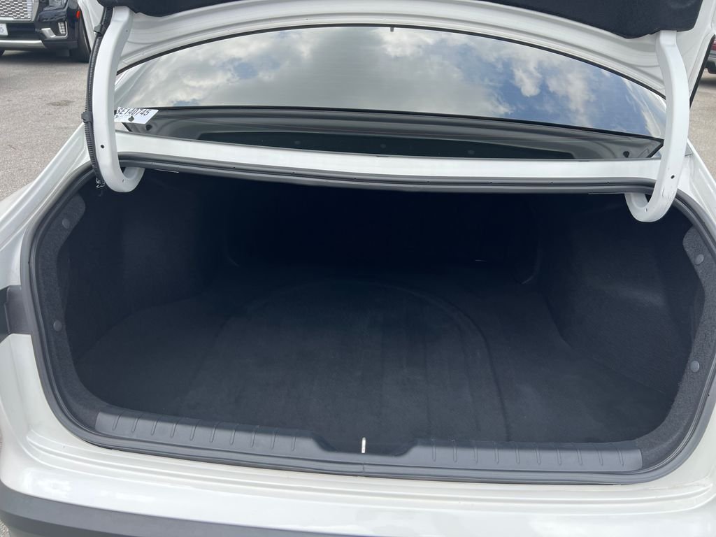 Used 2025 White Kia LX image 9