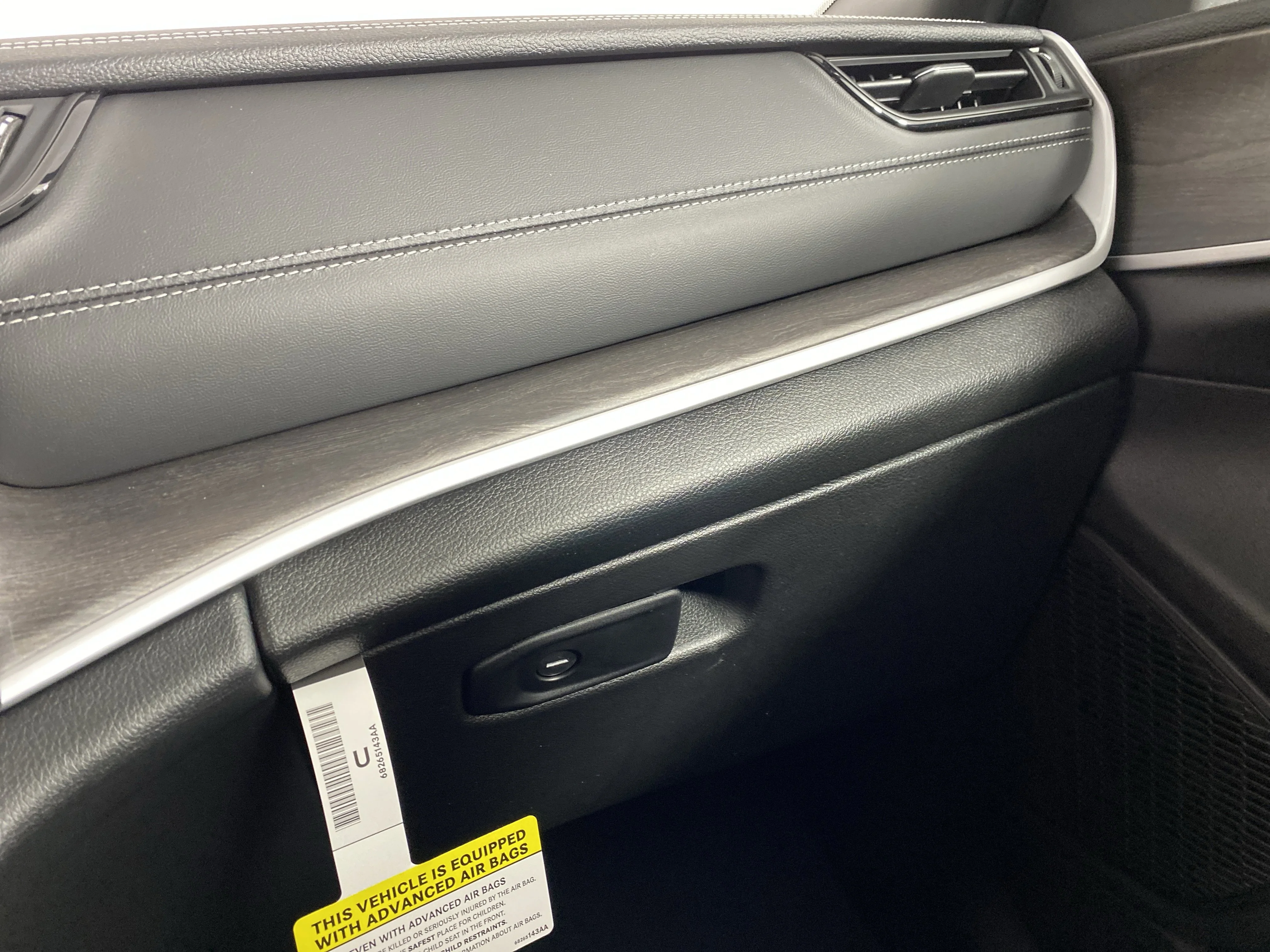 New 2026 Bright White Clear-Coat Exterior Paint Jeep Altitude image 29