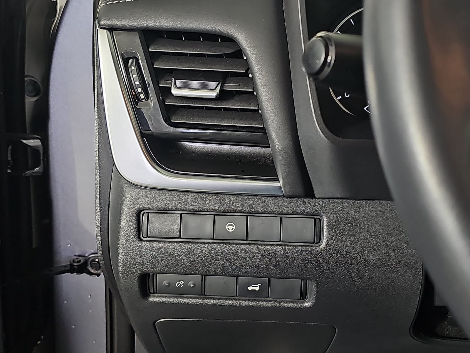 Used 2022 Gray Nissan SV image 25